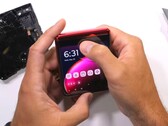 An dieser Stelle brach das erste Motorola Razr 40 Ultra Display im Durability-Test. JerryRigEverything gibt dem Klapphandy eine zweite Chance.
