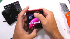 An dieser Stelle brach das erste Motorola Razr 40 Ultra Display im Durability-Test. JerryRigEverything gibt dem Klapphandy eine zweite Chance.