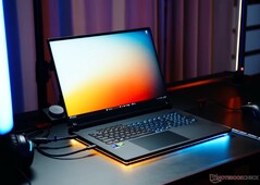 Das Asus ROG Strix Scar 18 setzt auf ein riesiges 240 Hz Mini-LED-Display. (Bildquelle: Notebookcheck)
