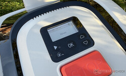 Bedienfeld und Display am Mähroboter