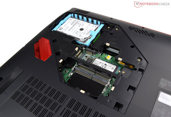 Hinter der Wartungsklappe verbirgt sich der RAM und der Massenspeicher.