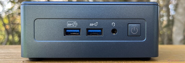 Vorderseite: 2x USB-A 3.2 Gen 2 (10 Gbps, 1 immer eingeschaltet), Headset, Einschaltknopf