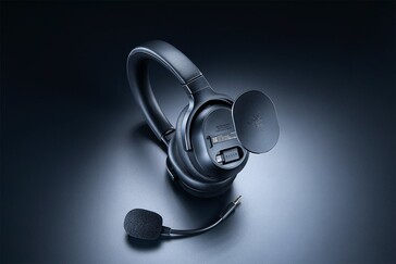 Der 2,4GHz-Dongle kann im Headset verstaut werden