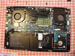 ggf. mit einem dünnen Schraubendreher Innenleben wegschieben