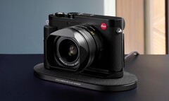 Der Leica Drop XL Wireless Charger lädt nicht nur die Leica Q3, sondern auch Qi-kompatible Smartphones und Ohrhörer. (Bild: Leica)