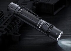 Bei der PD 36R Pro handelt es sich um eine handliche EDC-Taschenlampe mit einem austauschbaren 21700-Akku (Bildquelle: Fenix)
