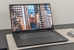 Das silberne Modell des HP OmniBook X Flip 16 OLED hat einen Allzeit-Bestpreis erreicht (Bildquelle: Allen Ngo)