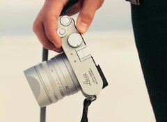 Die Leica Q2 &quot;Ghost&quot; by Hodinkee setzt auf ein silbernes Gehäuse mit hellgrauem Leder. (Bild: Leica / Hodinkee)
