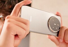 Das Huawei Mate 70 Air ist etwas dicker als das iPhone Air, besitzt dafür einen größeren Akku. (Bildquelle: Huawei)