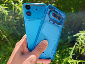 von Links: Nothing Phone (4b) und (4a)