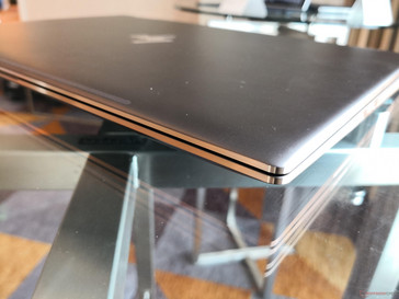 Weiterhin nur in Dark Ash Silber zu haben.