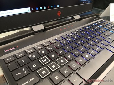 Wieder mit vier-Zonen-RGB-Beleuchtung