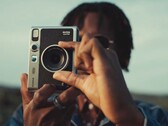 Die Fujifilm Instax Mini Evo kann Fotos auf Wunsch digital speichern oder ausdrucken. (Bild: Fujifilm)
