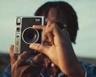 Die Fujifilm Instax Mini Evo kann Fotos auf Wunsch digital speichern oder ausdrucken. (Bild: Fujifilm)