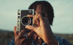 Die Fujifilm Instax Mini Evo kann Fotos auf Wunsch digital speichern oder ausdrucken. (Bild: Fujifilm)