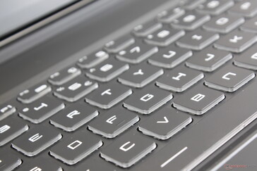 Das Tippen auf der Chiclet-Tastatur ist angenehm und das Feedback etwas deutlicher als beim Asus ROG Strix bzw. Hero