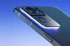Das Oppo Reno7 setzt auf ein ungewöhnliches Kameramodul und auf flache Kanten im Stil des Apple iPhone 13. (Bild: Weibo)