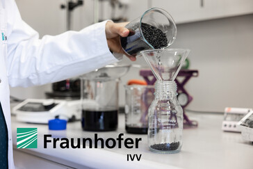 Pilotprojekt mit dem Fraunhofer IVV: Umfüllen des mittels physikalischem Recycling hergestellen Rezyklats