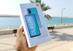 Im ersten Unboxing ist zu sehen, dass das Redmi Note 10 mit einer ganzen Menge Zubehör ausgeliefert wird. (Bild: SalimBaba Technical, YouTube)