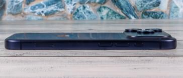 links: SIM, Lautstärke, Aktionstaste