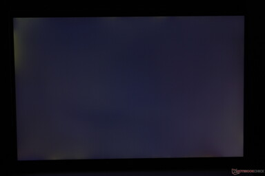 Mäßig unebenes Backlight Bleeding entlang der Ecken