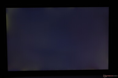 Mäßig unebenes Backlight Bleeding entlang der Ecken