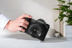 Die Fujifilm GFX100S II packt einen 102 MP Mittelformat-Sensor ins kompakte Gehäuse. (Bild: Fujifilm)