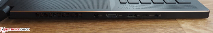 Linke Seite: DC-in, HDMI 2.0, USB-A 3.1 Gen2, USB-C 3.1 Gen2 inkl. DisplayPort 1.4, 3,5-mm-Klinke
