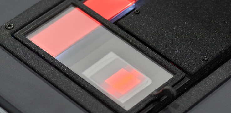 Zur besseren Verdeutlichung wurden für dieses Bild die Highlights sehr stark manipuliert. Rechts ist ein Krisseln zu erkennen. (Foto: Andreas Sebayang/Notebookcheck.com)