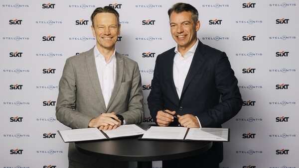 Sixt & Stellantis: Uwe Hochgeschurtz, Stellantis Chief Operating Officer, Enlarged Europe (links) und Vinzenz Pflanz, Chief Business Officer of Sixt (rechts).