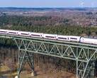 Der ICE L mit einer Vectron Dual Mode (Baureihe 248) auf einer Testfahrt auf der Hochdonn-Brücke der Marschbahn.