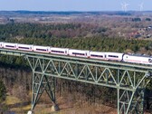 Der ICE L mit einer Vectron Dual Mode (Baureihe 248) auf einer Testfahrt auf der Hochdonn-Brücke der Marschbahn.