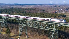 Der ICE L mit einer Vectron Dual Mode (Baureihe 248) auf einer Testfahrt auf der Hochdonn-Brücke der Marschbahn.