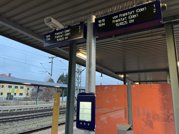 Hier mit einigen Fehlern: DSA+ (oben) mit E-Paper-Display (unten).