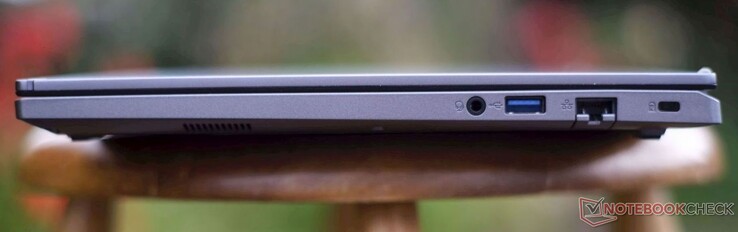 Rechts: 3,5-mm-Audio, USB-A 3.2, Gigabit-RJ45, Kensington-Vorrichtung (nano)