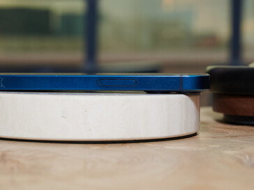 Gut erkennbar beim alten Ladestein: Die Lücke zwischen Smartphone und Auflagefläche. (Foto: Andreas Sebayang/Notebookcheck.com)