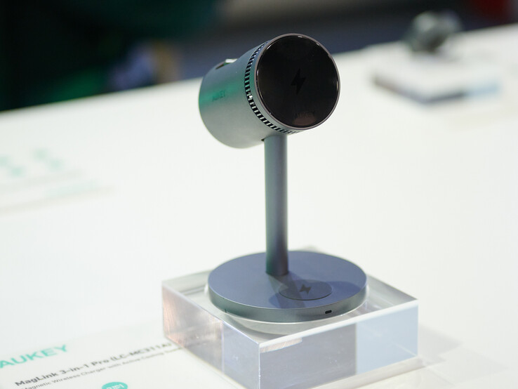 Auf dem Standfuß können etwa Airpods im Ladecase geladen werden. (Foto: Andreas Sebayang/Notebookcheck.com)