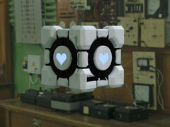 Ein Rendering des Companion Gabecube vor einem Werkstatt-Hintergrund. (Bildquelle: Ellanas via MakerWorld)
