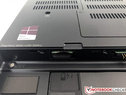 Der Einschub für die Micro-SIM befindet sich im Akkufach.