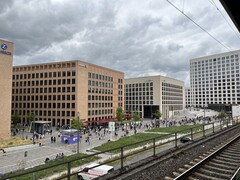 Blick auf den Messeeingang Süd mit Gamescom-Besuchern auf dem Weg zu West. (Bildquelle: Andreas Sebayang/Notebookcheck.com)