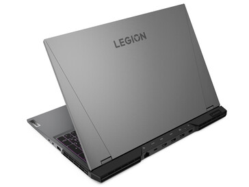 Viele Anschlüsse verbergen sich beim Legion 5i Pro auf der Rückseite (Bild: Lenovo)