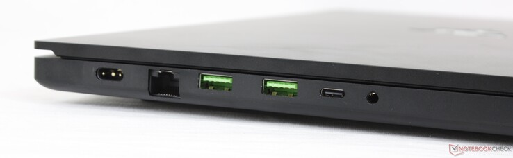 Links: Ladeanschluss, 2,5 Gbit RJ-45, 2x USB 3.2 Gen. 2, USB-C 3.2 Gen. 2, kombinierter 3,5-mm-Audioanschluss