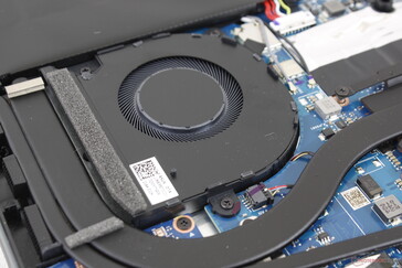 Die Kühllösung besteht aus zwei Lüftern mit einem Durchmesser von ~50 mm und drei Heatpipes.