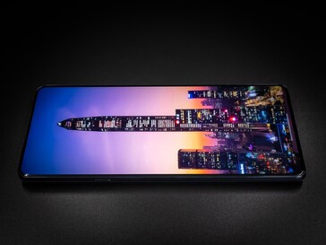 Moto Edge X30 Under-Display-Kamera-Version im Motorola-Teaser.