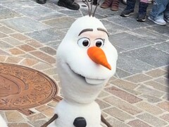 Ein KI-basierter Roboter-Olaf ist im Disneyland Paris einfach umgekippt.