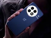 Der Nachfolger des abgebildeten OnePlus 13 könnte auf das Hasselblad-Branding verzichten. (Bildquelle: OnePlus)