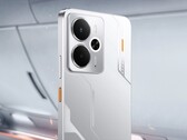 Das Realme 14 5G setzt auf ein auffälliges "Mecha Design" mit orangen Farbakzenten. (Bildquelle: Realme)