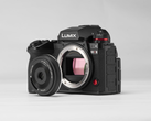 Das neue AF 28 mm F4,5 Chip L von Viltrox verfügt über einen integrierten Schiebedeckel zum Schutz der Frontlinse