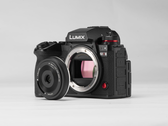 Das neue AF 28 mm F4,5 Chip L von Viltrox verfügt über einen integrierten Schiebedeckel zum Schutz der Frontlinse