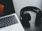 Apple könnte bald Over-Ear-Kopfhörer auf den Markt bringen, ganz ohne Beats-Branding. (Bild: Dan Farrell, Unsplash)